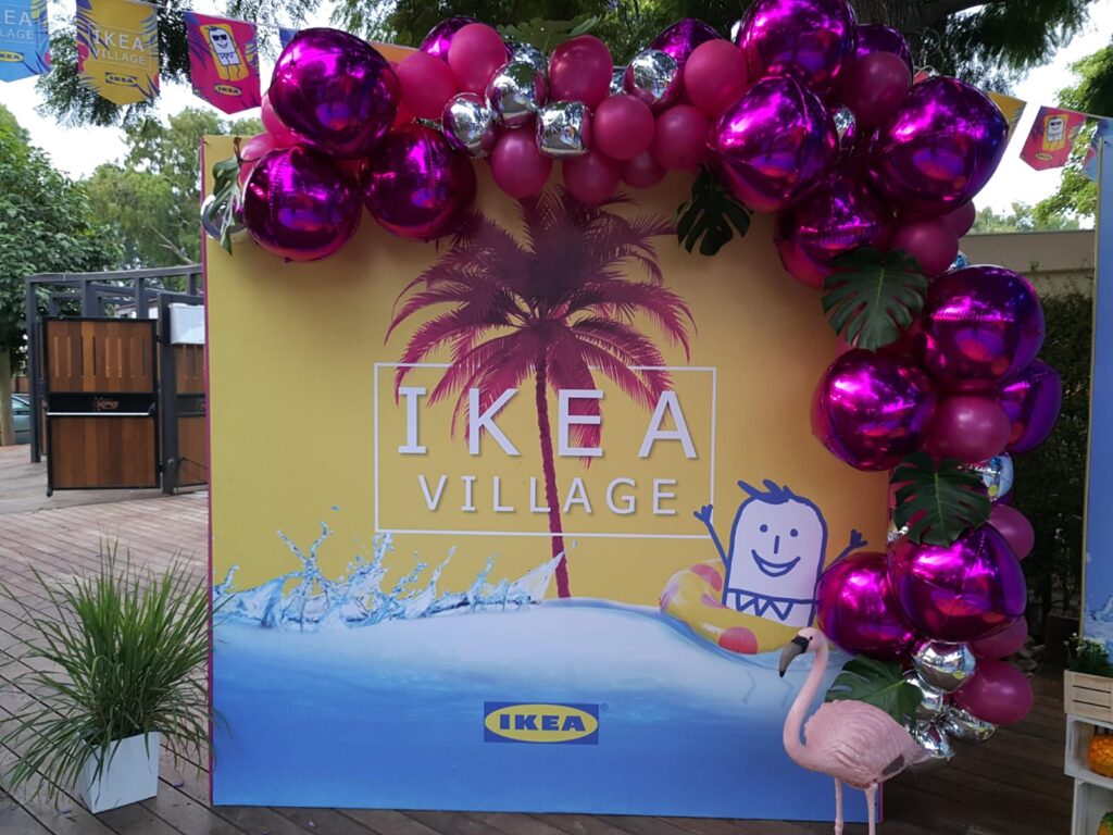 קיר ממותג לאירוע של IKEA Village, הפעם בעיצוב שובה לב בצבעי ורוד-מטאלי מבריק